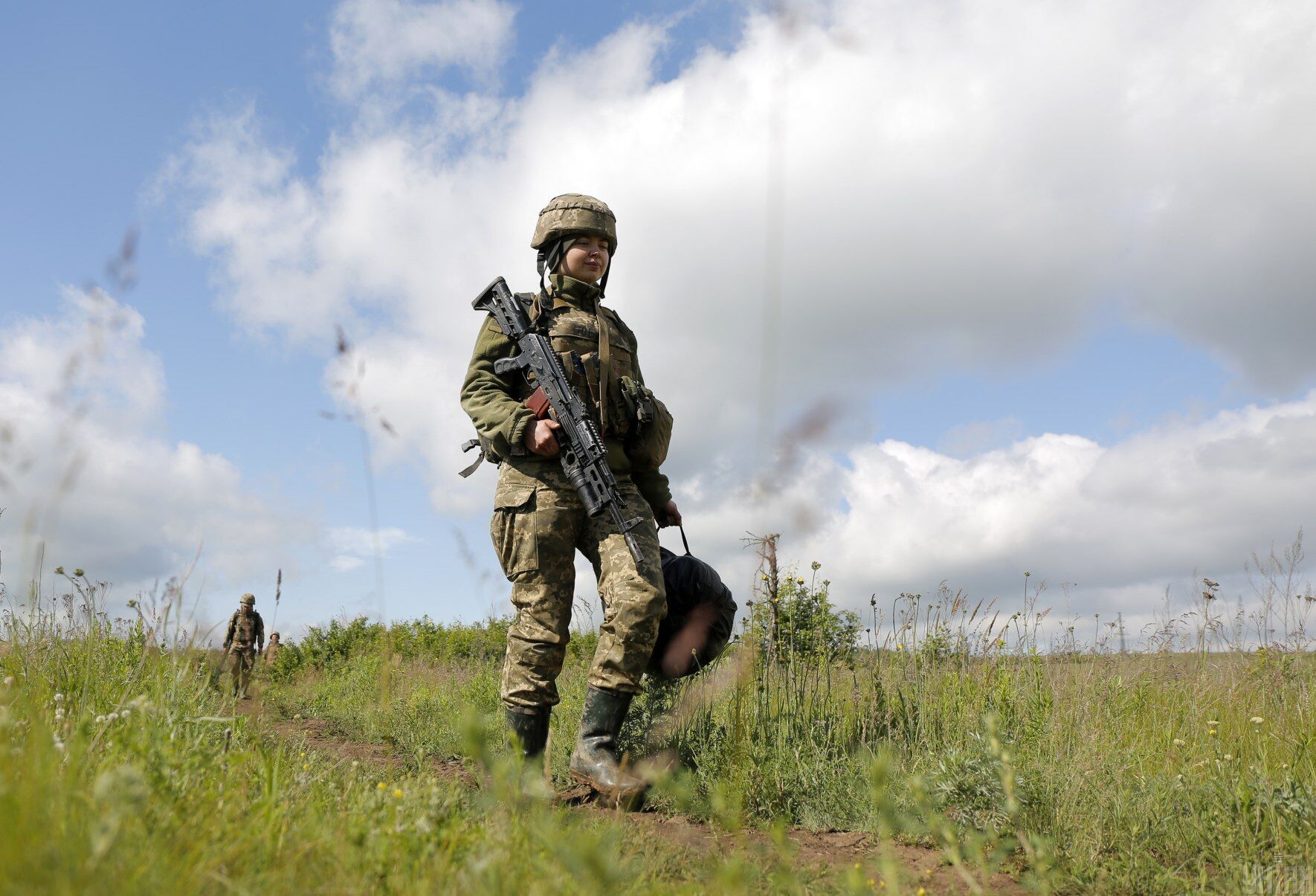 Дівчина-боєць ЗСУ на позиціях біля Луганського, Донецька область, 4 червня 2020 року