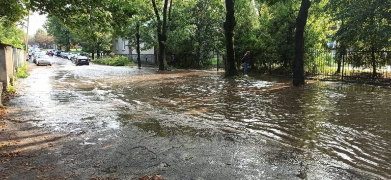 Вулицю Єрошенко у Львові затопило
