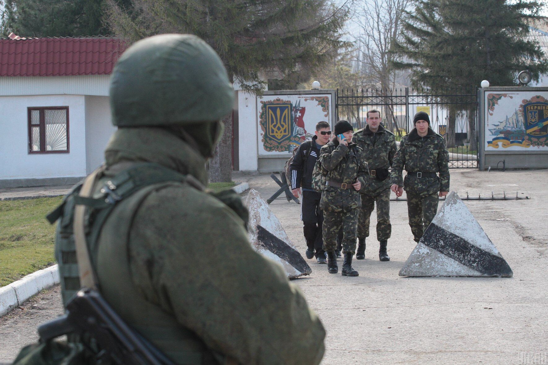 Військові ВМС України залишають частину в селищі Перевальне (Крим), 21 березня 2014 року