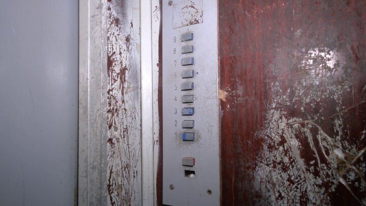 Жители жаловались, что лифт часто ломается.