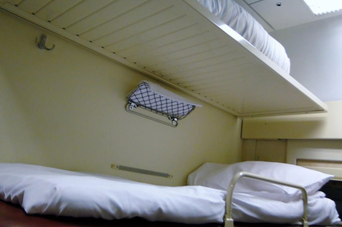 Проводник может застелить постель пассажира спального вагона