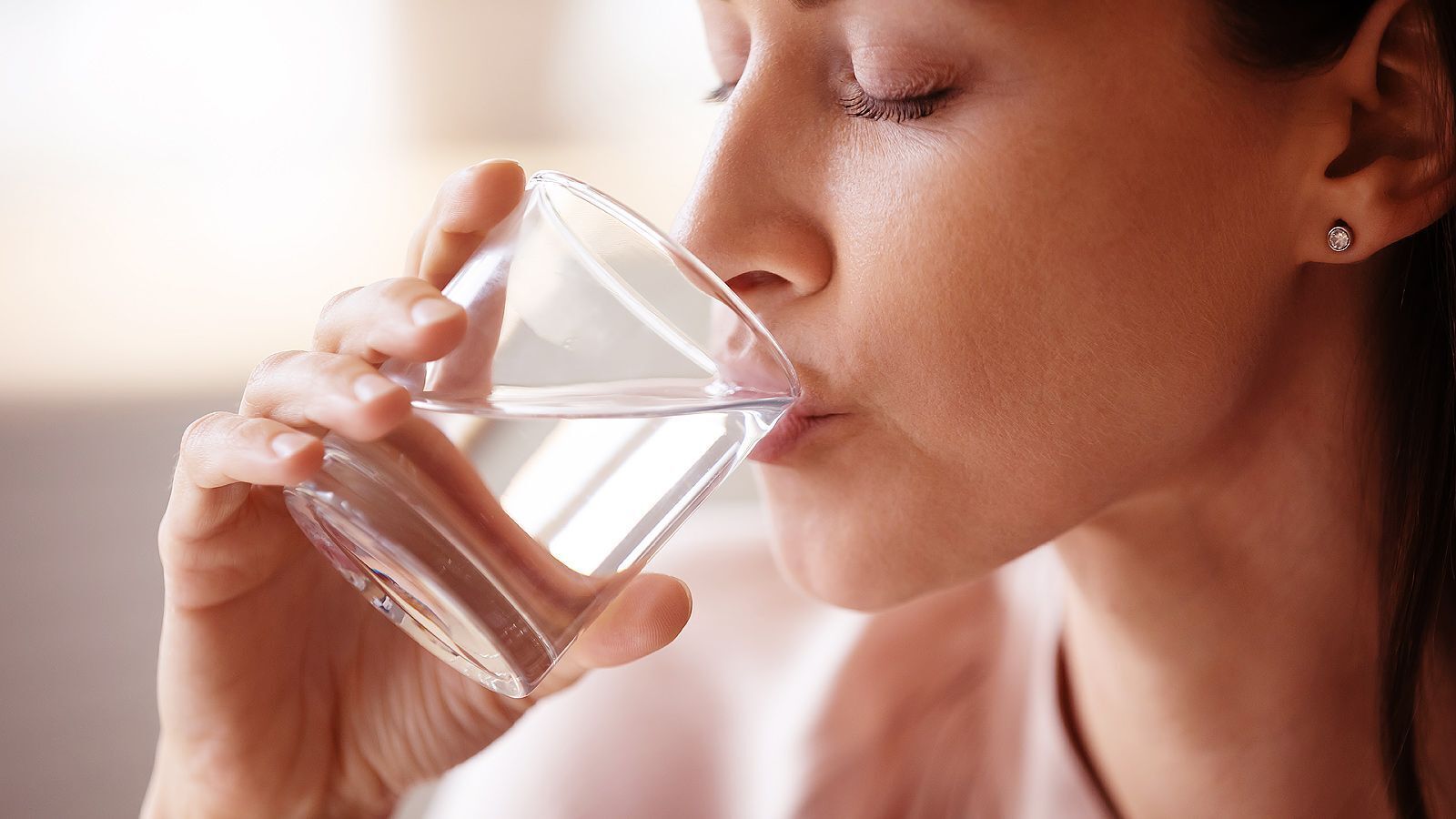 Дієтолог розповів, скільки води потрібно пити за добу