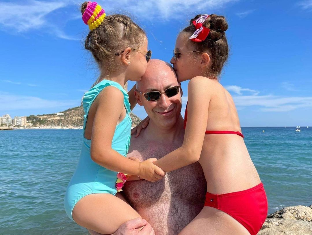 Гордон со своими дочерьми
