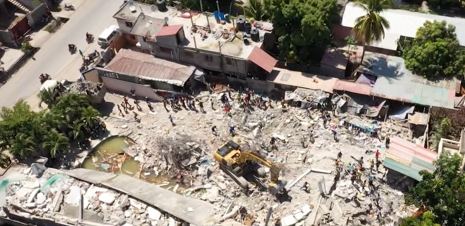 Работы по разбору завалов после землетрясения.