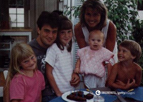 Мэттью Перри со своими сводными сестрами и братом.