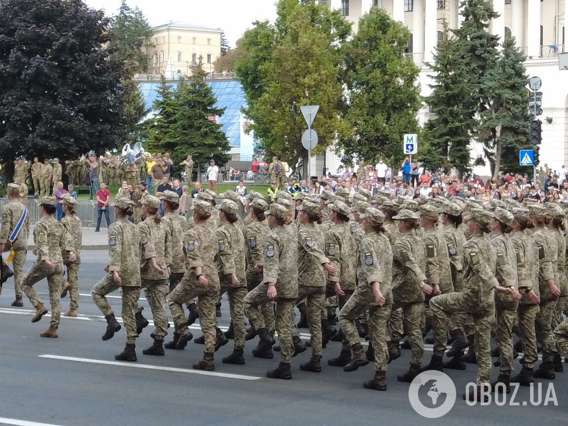 Военнослужащие прошли маршем по Крещатику.