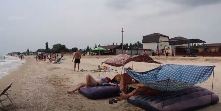 Людей на пляже в Кирилловке мало