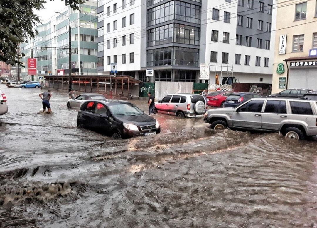 У Хмельницькому затопило вулиці