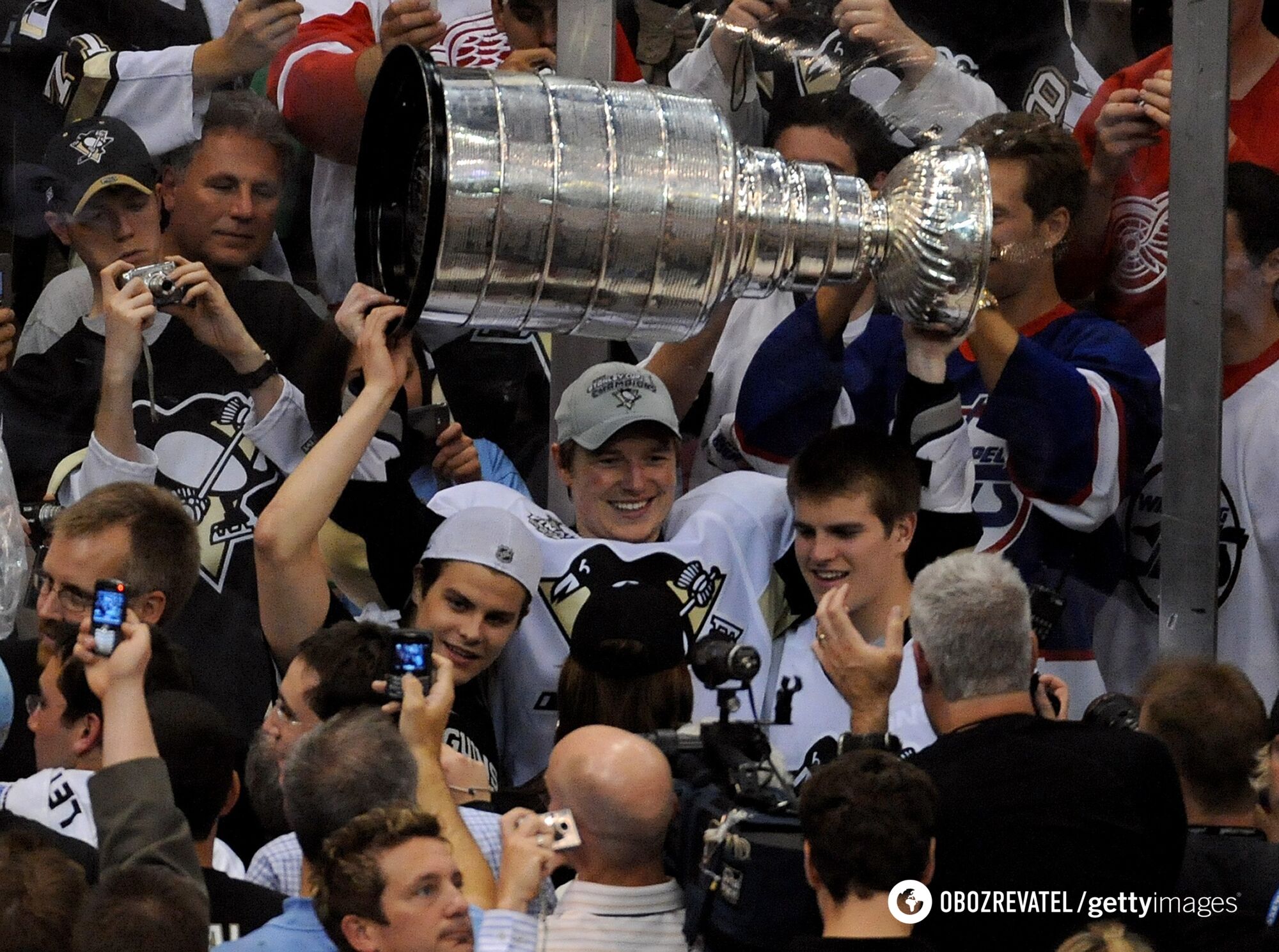 Руслан Федотенко з Кубком Стенлі в оточенні фанатів.