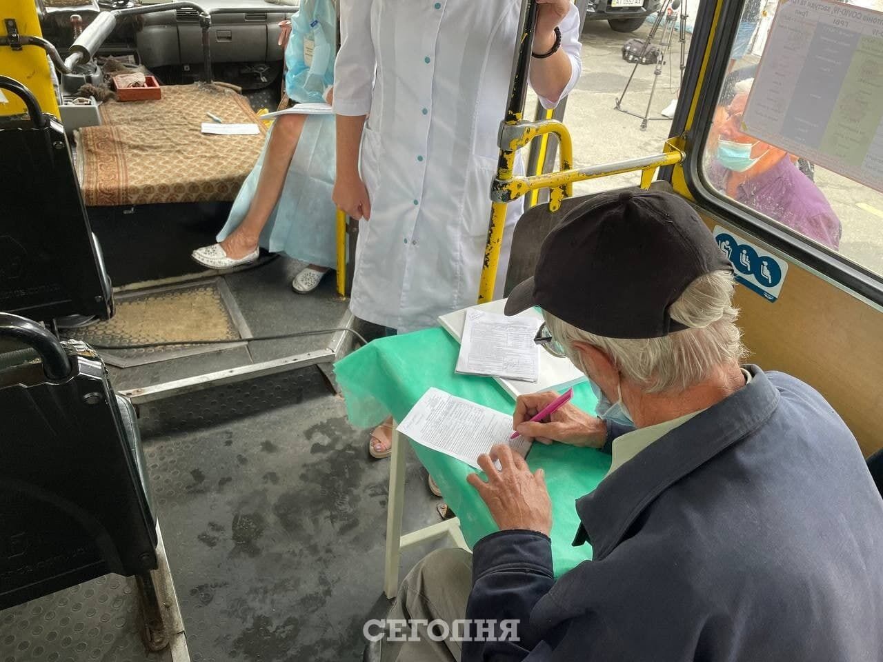 Киевляне могут заполнить документы прямо в автобусе.