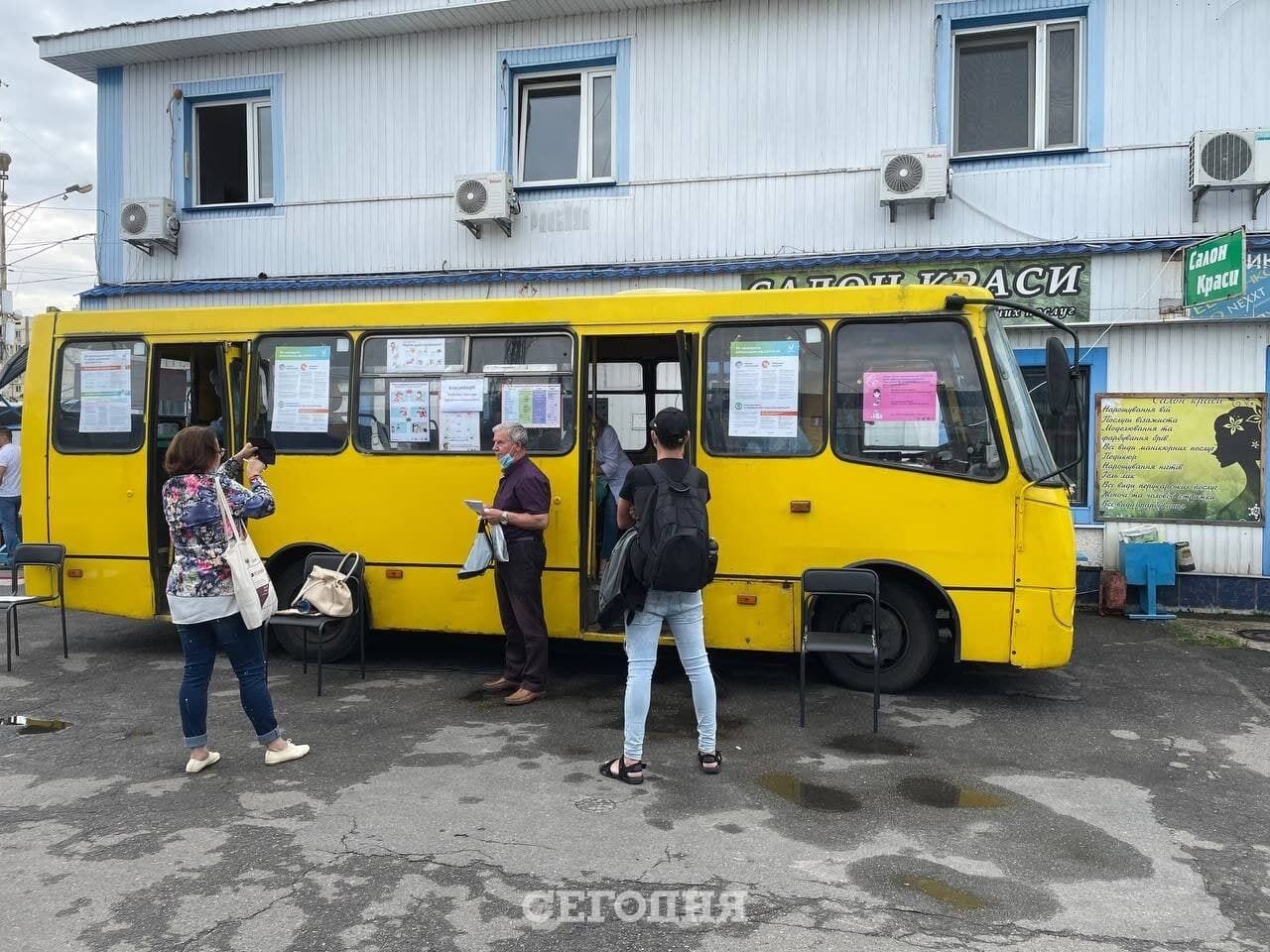 Маршрутку превратили в пункт вакцинации.