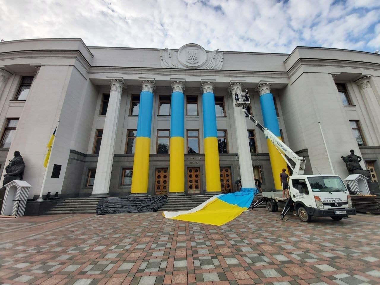 Здание Рады украсили в национальные цвета .