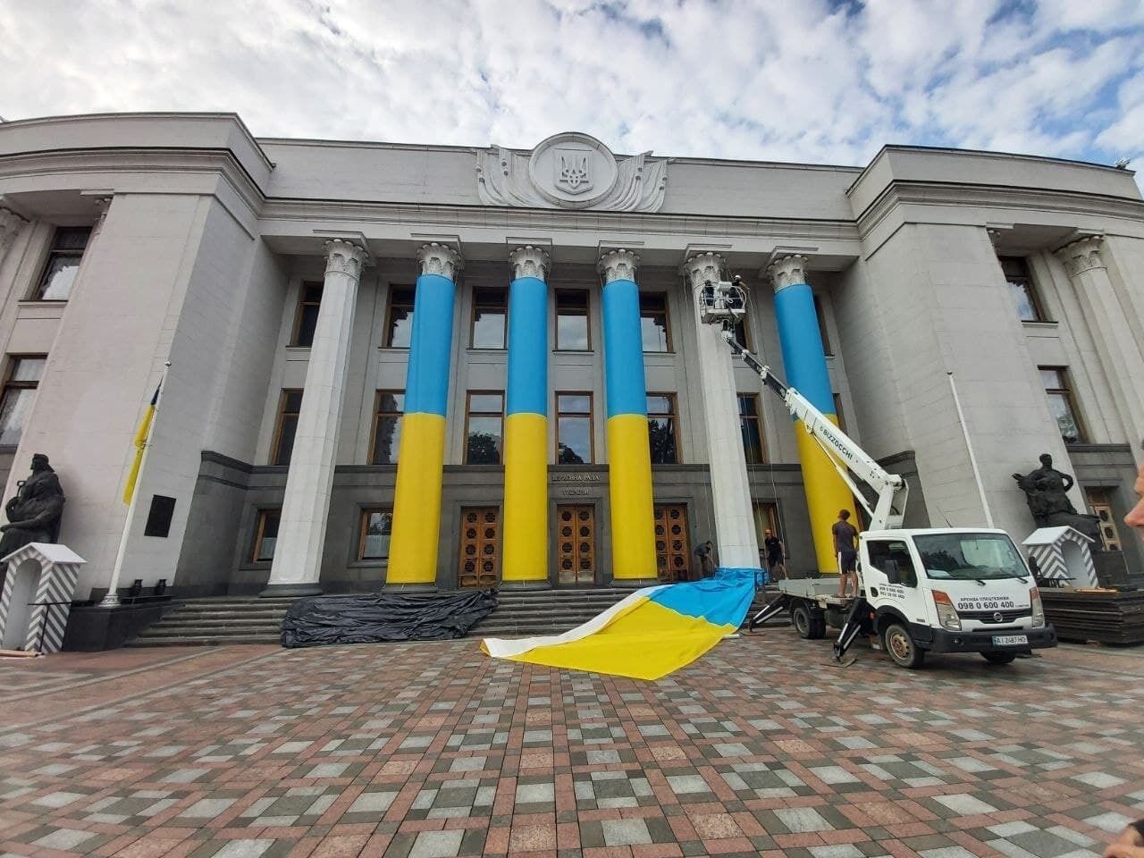 Здание парламента изменилось к празднику 24 августа .