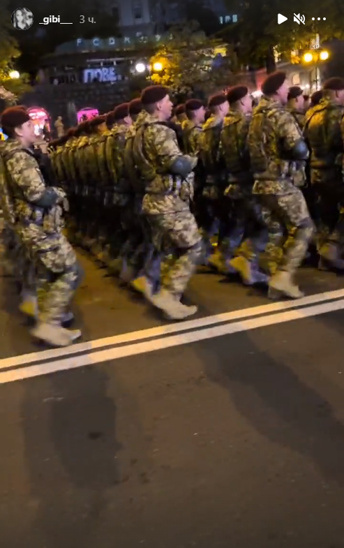 Військові марширували Хрещатиком та співали про Путіна