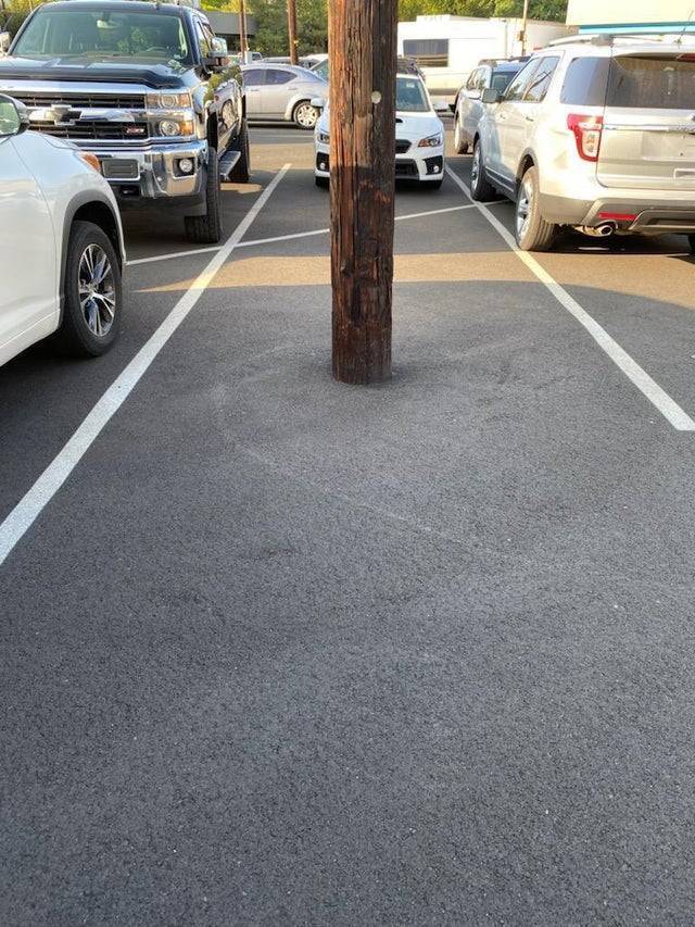 На парковке установили столб.