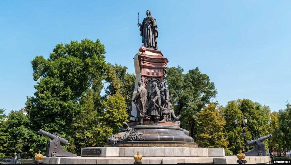 Пам'ятник російській імператриці Катерині II у Краснодарі. Був відкритий в 1907 році, зруйнований більшовиками у 1920-му, відновлений в 2006 році. Скульптурна композиція містить: з лівого боку зображення російського князя Григорія Потьомкіна, із правого боку – трьох перших кошових отаманів Чорноморського козацького війська, а на задній стороні пам'ятника зображений сліпий кобзар із поводирем