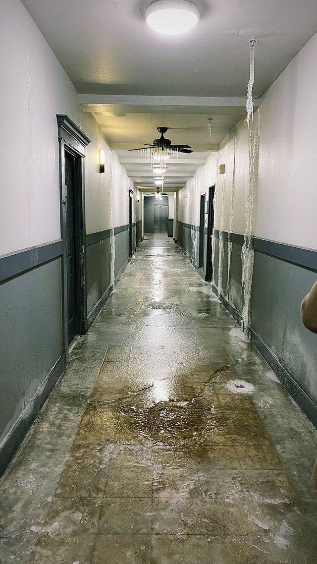 В общежитии замерзли стены.