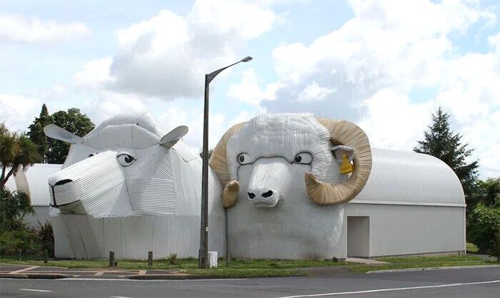 Две конструкции в виде овец.