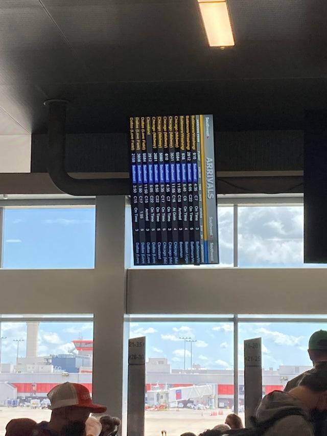 В аэропорту криво повесили монитор.
