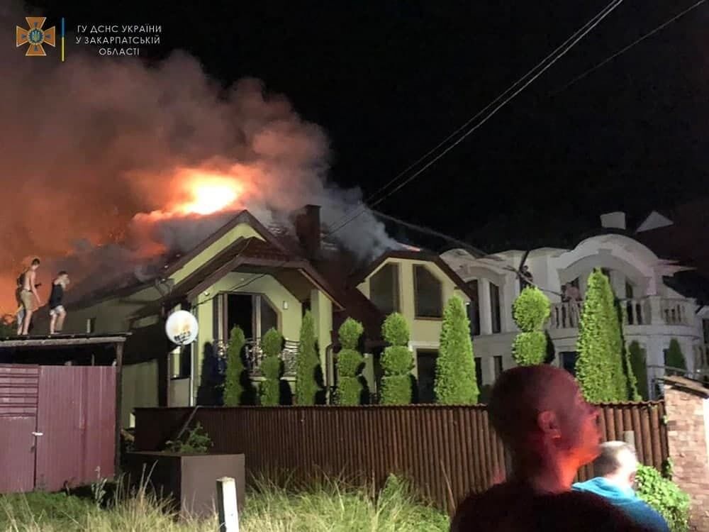 Від удару блискавки на Закарпатті загорівся будинок.