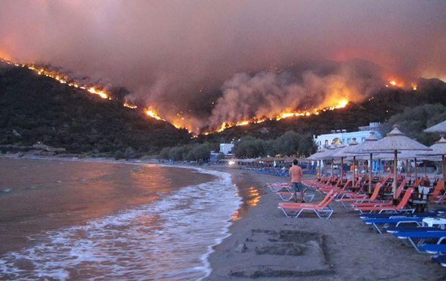 Вид пожарища с родосского пляжа.