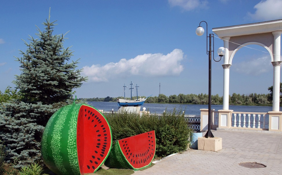 Памятник арбузу в городе Голая Пристань