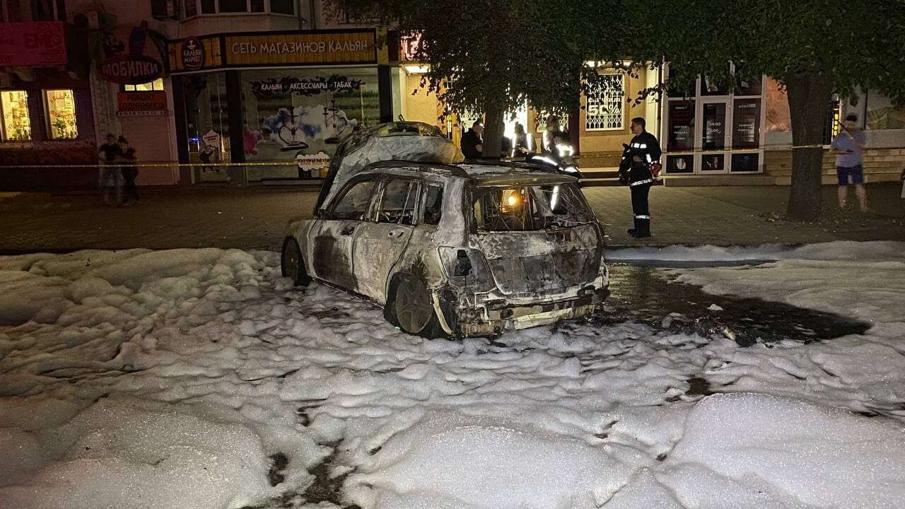 Рятувальники загасили автомобіль Гаркушиної.