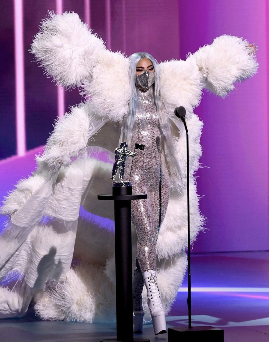 Леди Гага в жизни намного ниже, чем на сцене