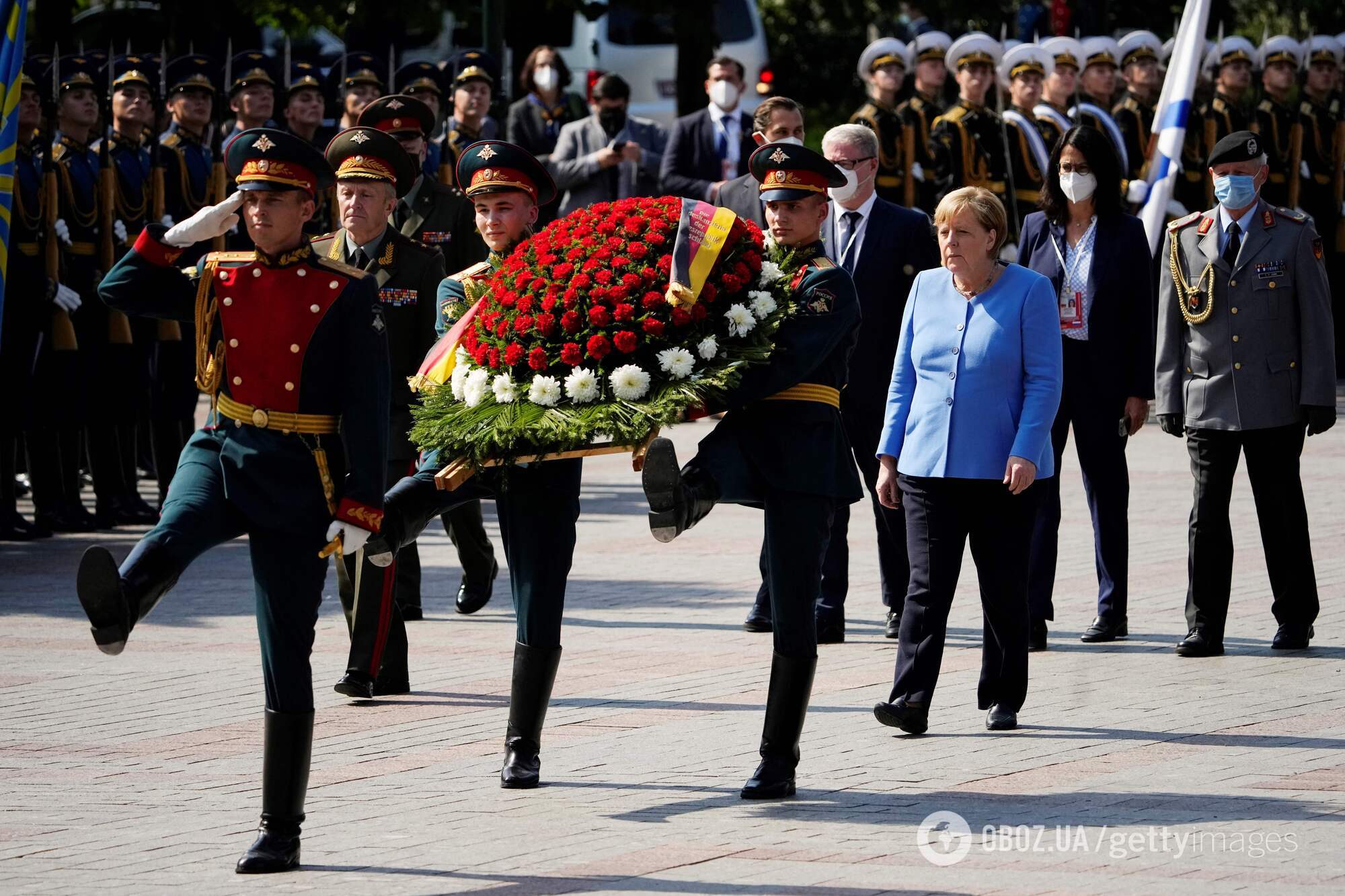 Меркель на церемонии возложения венка к могиле Неизвестного Солдата