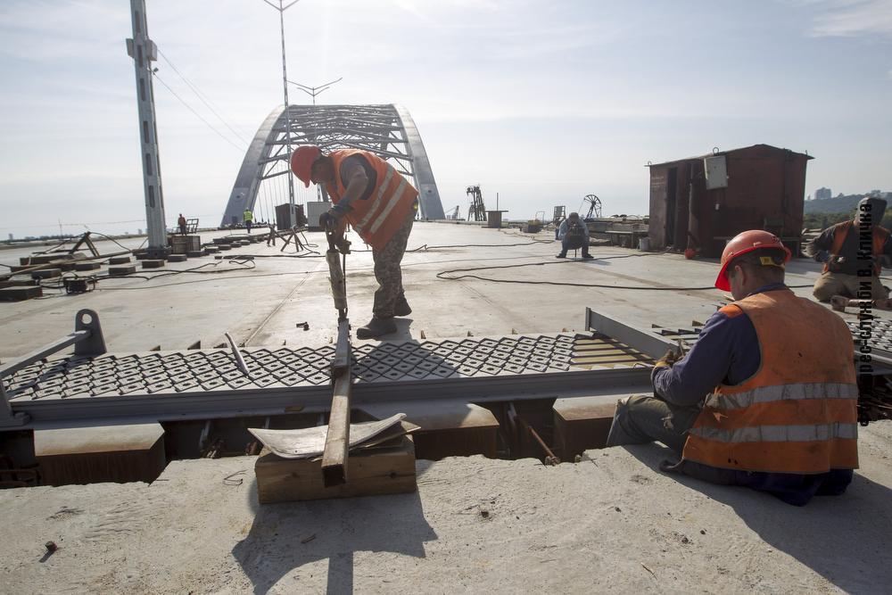 Наразі триває будівництво станцій метро на нижньому ярусі мосту