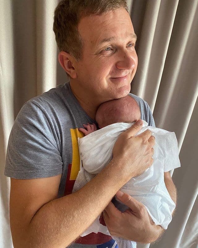 Юрий Горбунов с новорожденным сыном