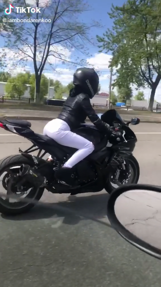 Бондаренко часто показує, як катається на мотоциклі