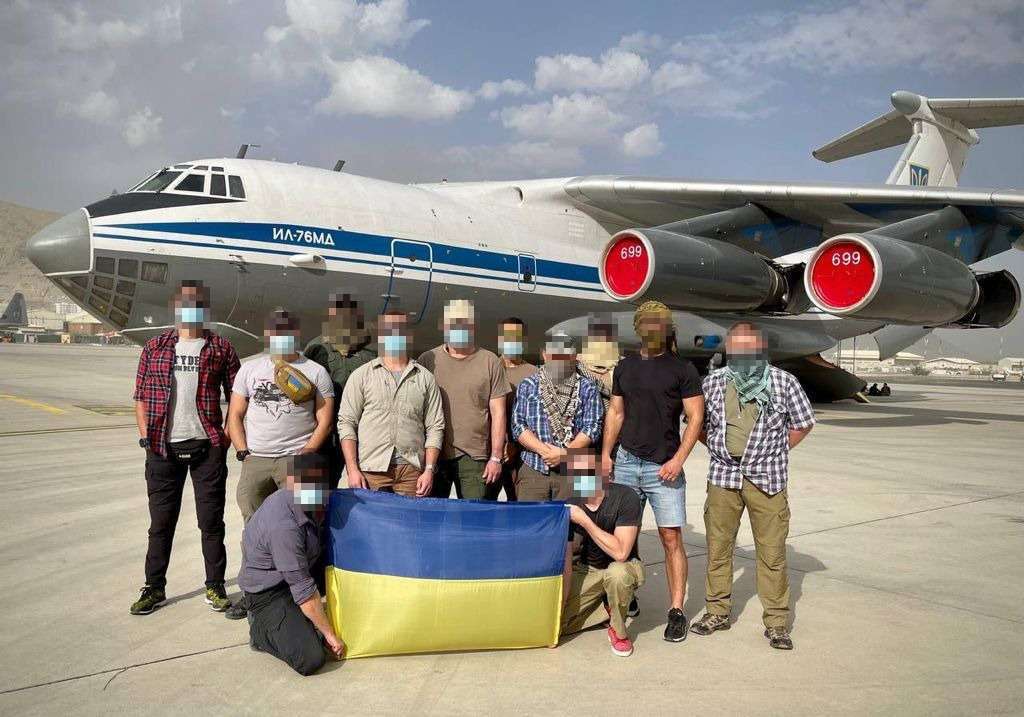 Украинский самолет эвакуировал людей из Афганистана