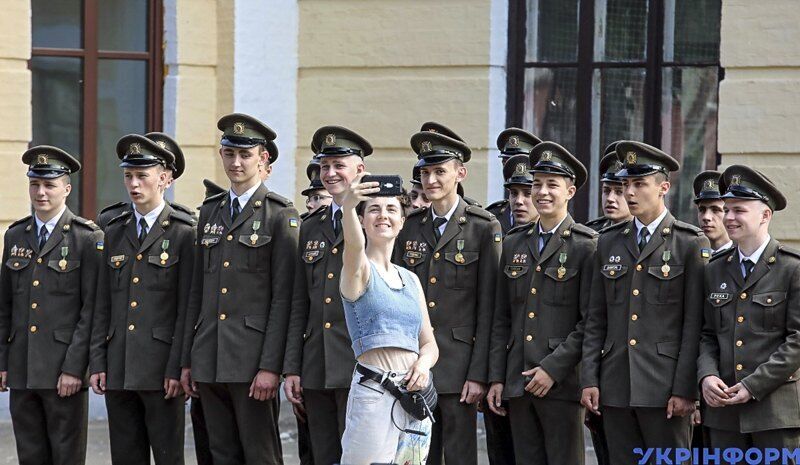Воспитанники Киевского военного лицея имени Ивана Богуна во время праздника последнего звонка, Киев, 31 мая 2019 года.
