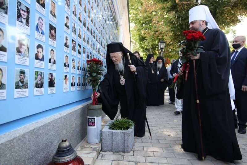 Варфоломей и Епифаний возложила цветы к Стене памяти