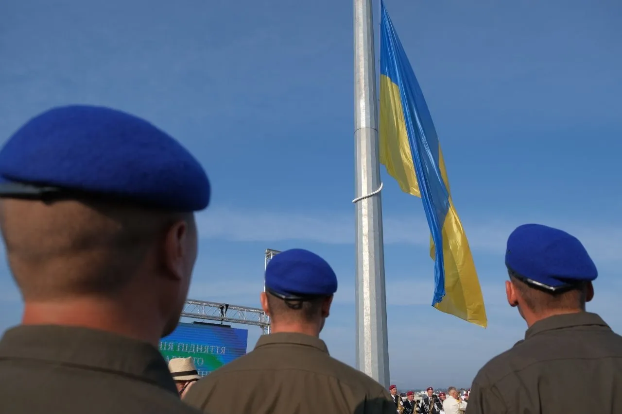 В Черновцах государственный флаг поднят на самом высоком в области 50-метровом флагштоке