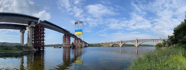 "Запорожсталь" поднял флаг Украины на самой высокой точке над Днепром. Фото