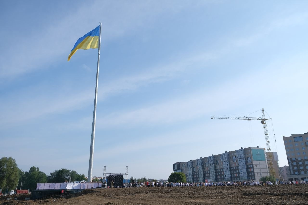 В Черновцах государственный флаг поднят на самом высоком в области 50-метровом флагштоке