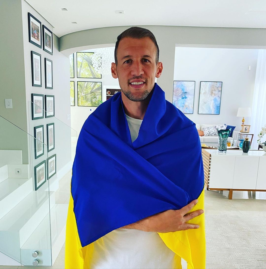 Данило Силва закутался во флаг Украины.