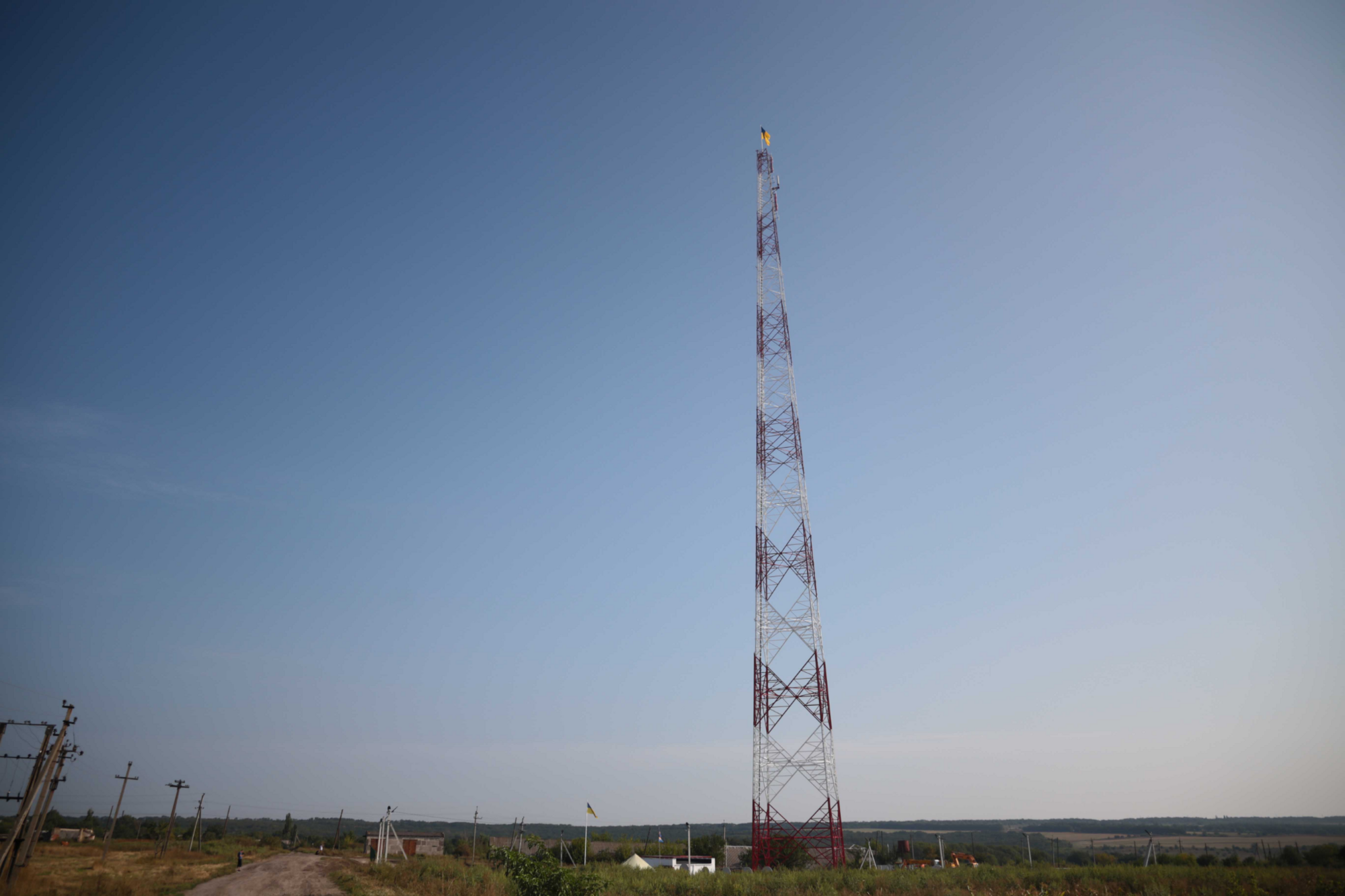 "Большая стройка": сигнал с новой телевышки на Луганщине будет достигать границы с Россией