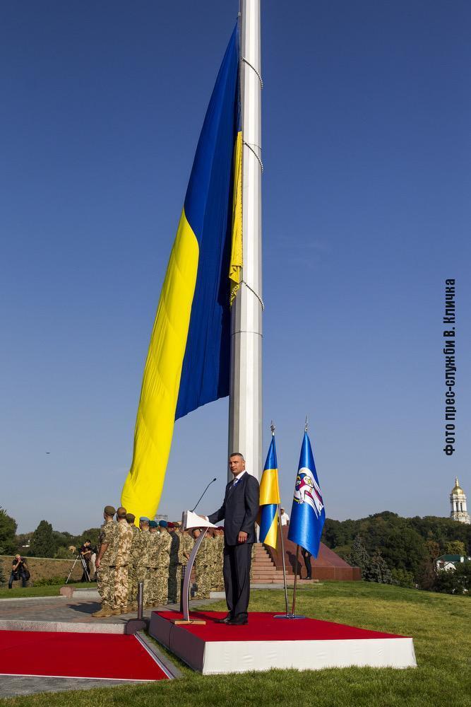 Кличко взяв участь в урочистому піднятті найбільшого державного прапора України