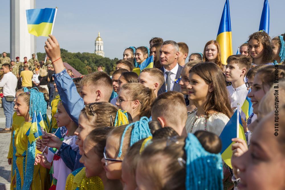 Кличко принял участие в поднятии самого большого государственного флага Украины