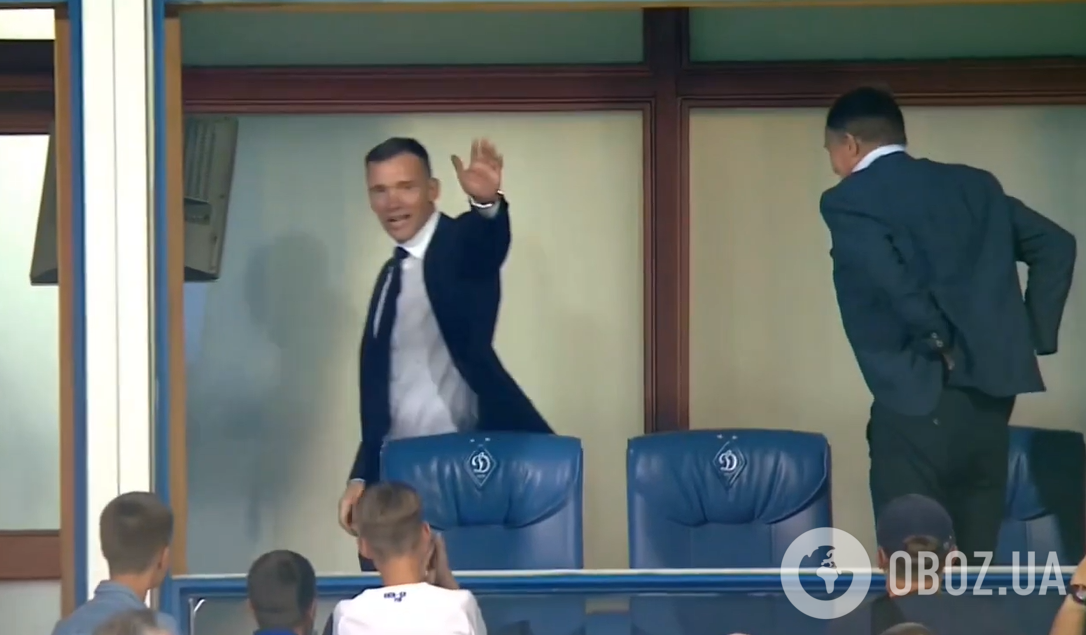 Появление Шевченко вызвало овации болельщиков.