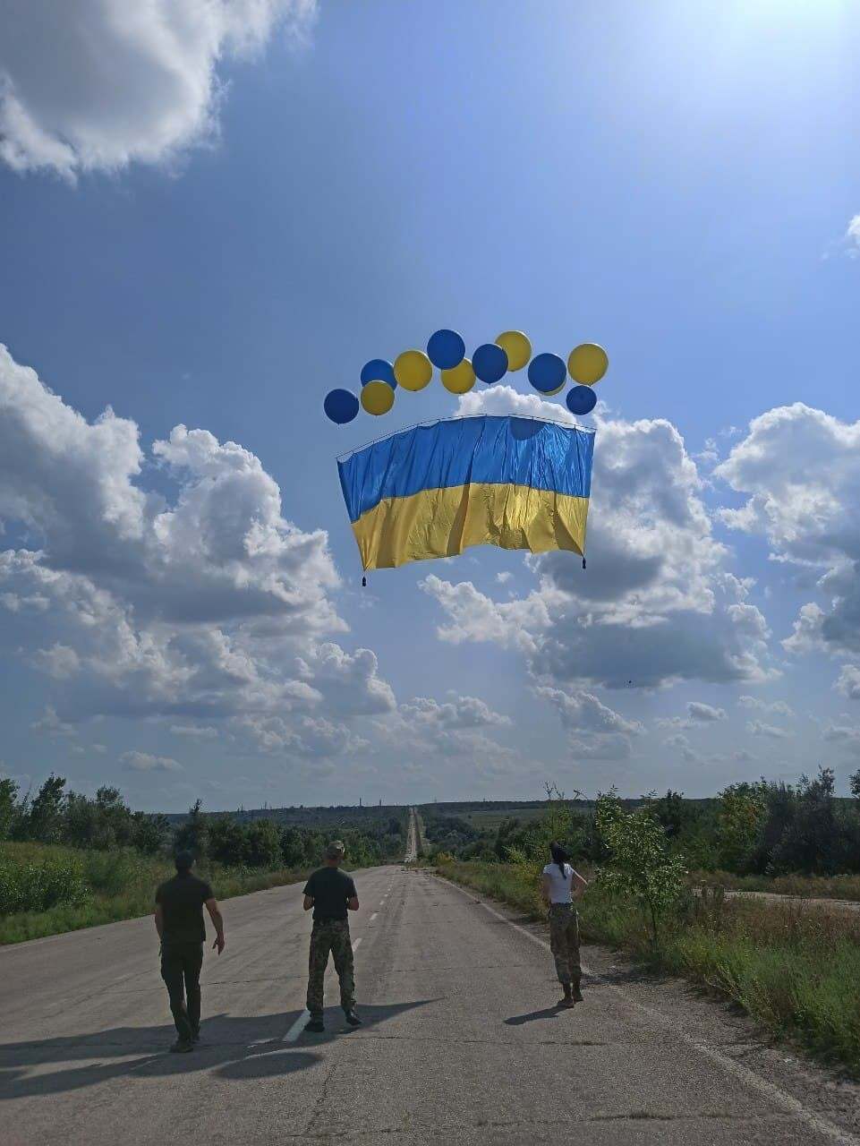 Военные запустили в небо флаг Украины