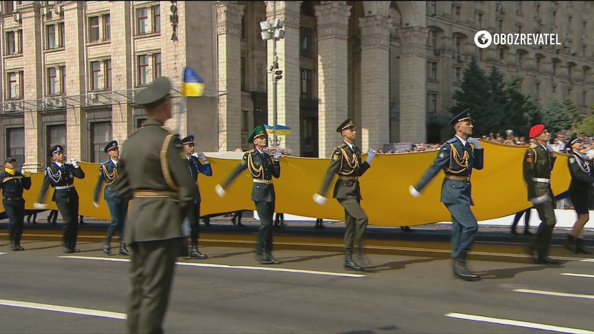 Военные пронесли 30-метровый флаг Украины.