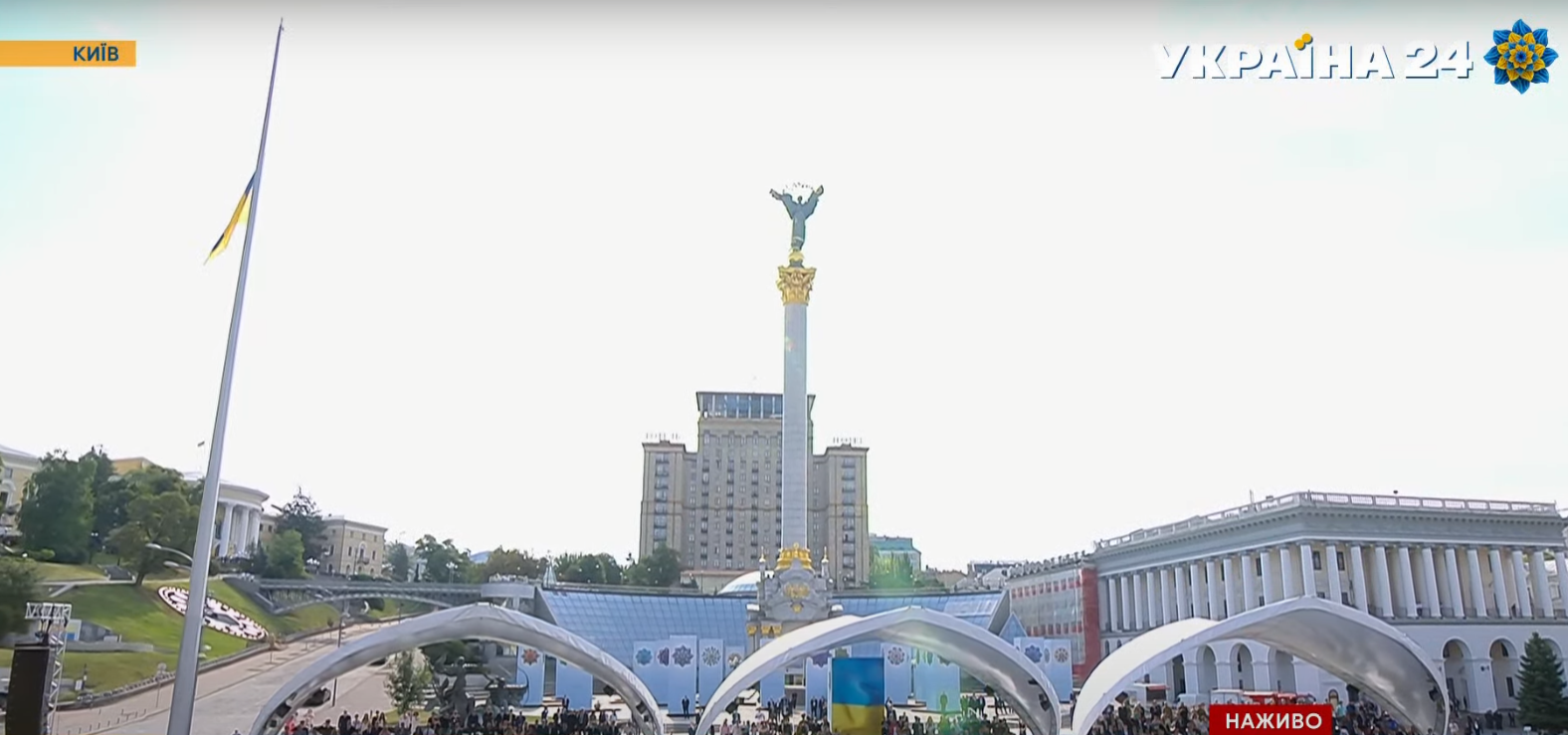 На Майдане подняли флаг Украины.