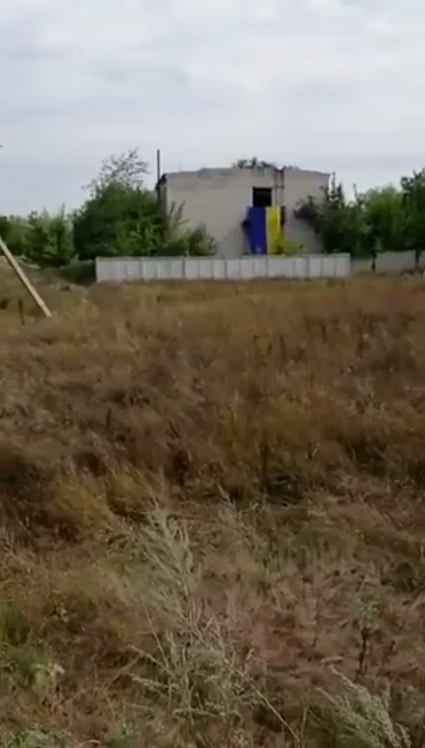 Возле базы террористов вывесили украинский флаг