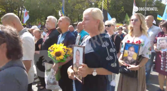 Родственники погибших воинов принесли на марш их фото