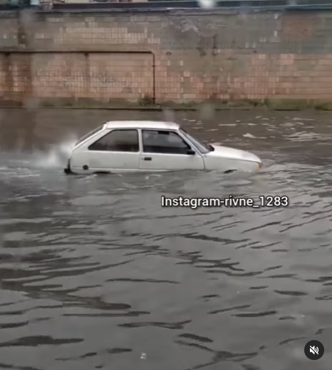 Машини йшли під воду