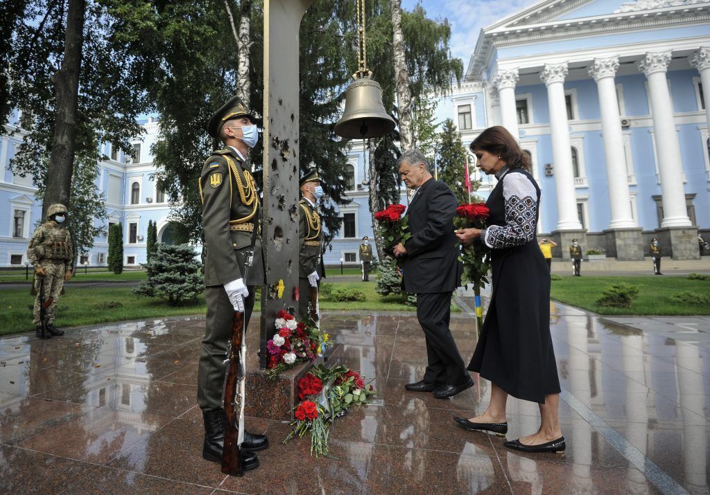 Порошенко почтил память погибших украинских воинов: призываю всех помнить, какой ценой нам досталась Независимость